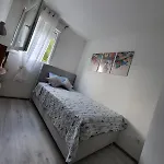 Prostrani Moona - Blizu Centra Grada Sa Pogledom Na I Garazom Apartamento *