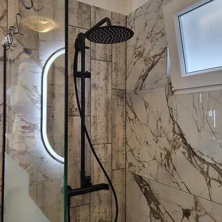 Moona Udaljen 10 Min Setnje Od Palace, Rive I Plaze Apartamento