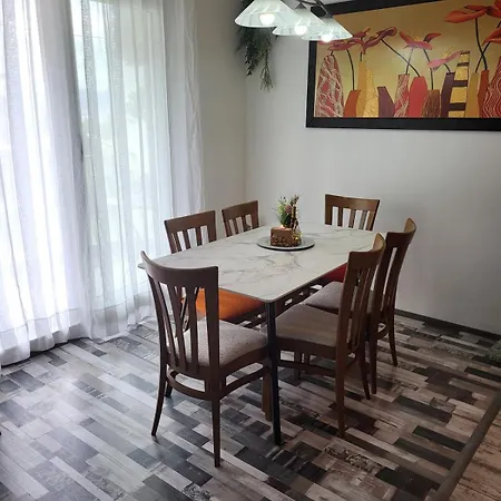 Prostrani Moona - Blizu Centra Grada Sa Pogledom Na I Garazom Apartman *